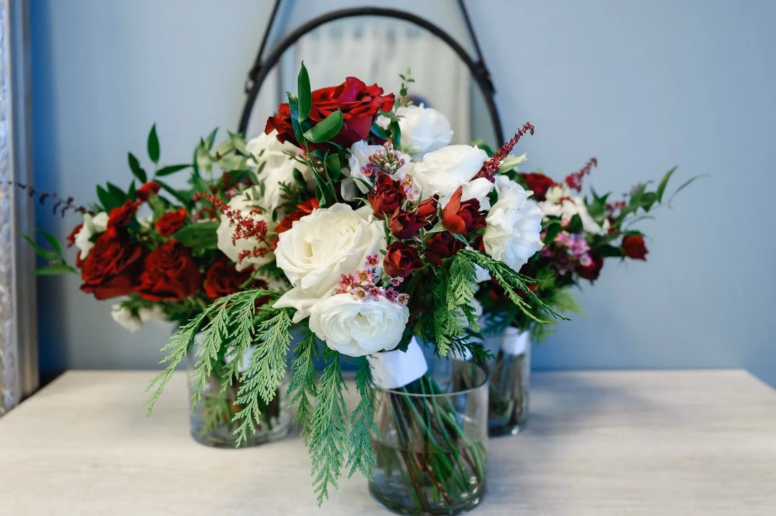 How do you display flowers at a wedding?