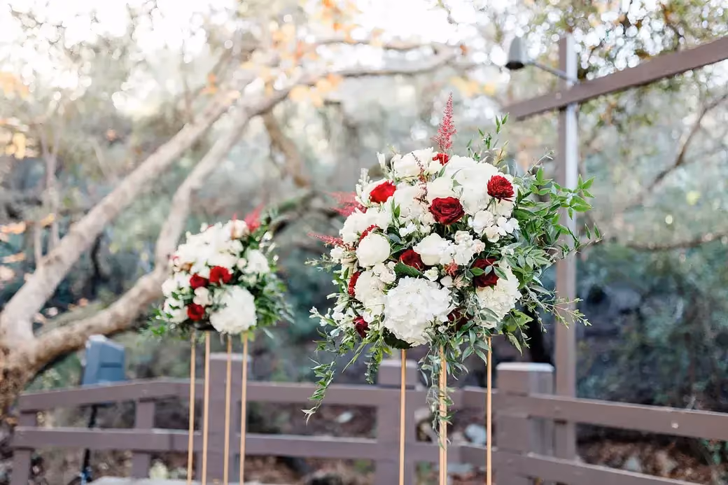 Wedding Flower Arrangements for a Stunning Winter Wedding