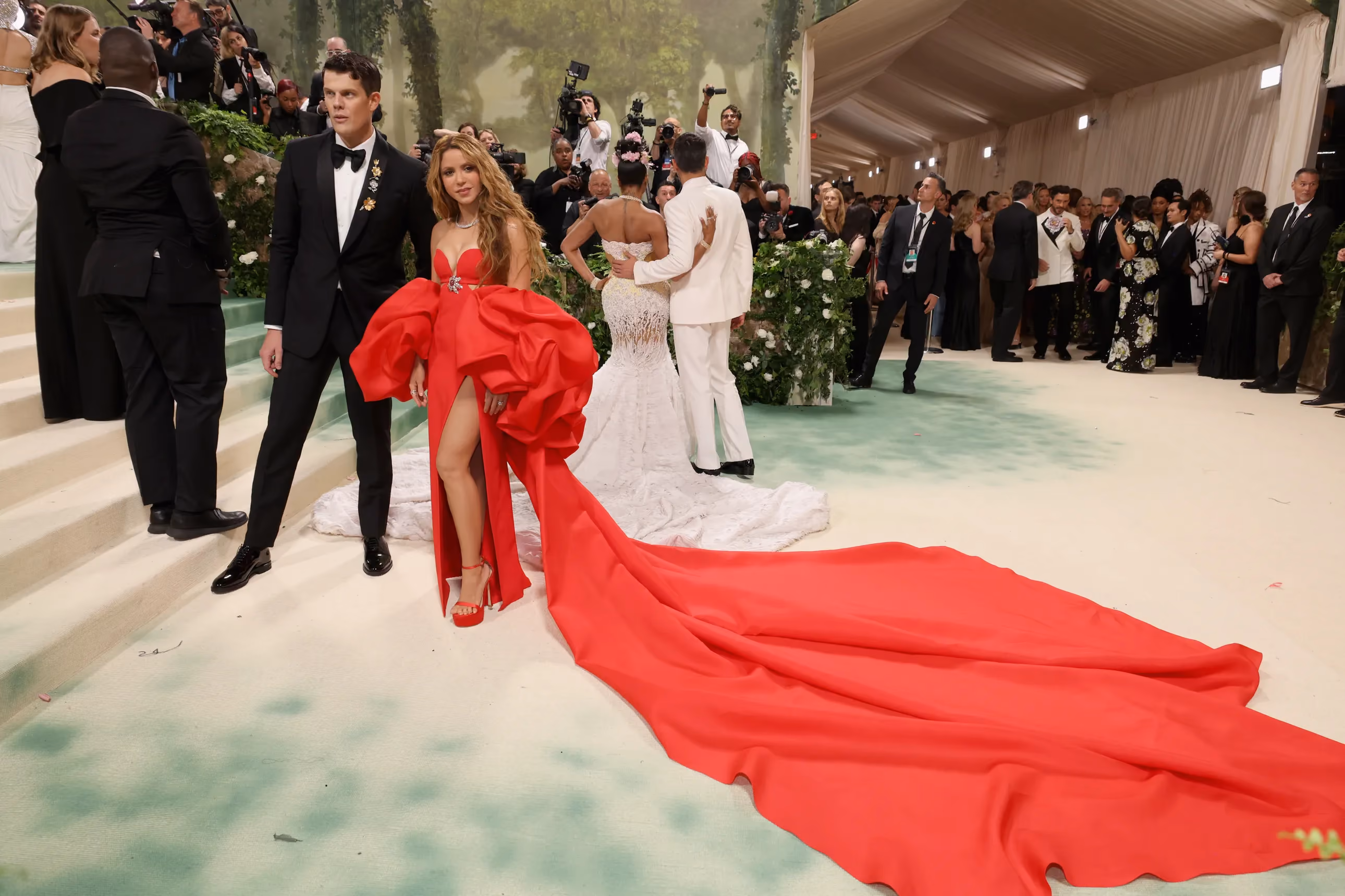 weddingflowers+metgala2024+shakira