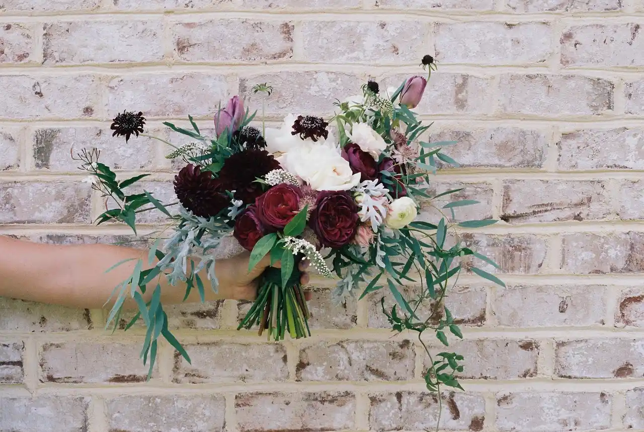 Wedding bouquets with dusty miller