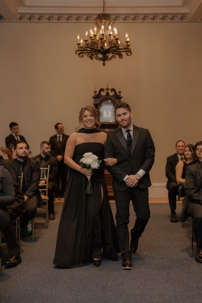 Timeless white bridal flowers for black and white wedding