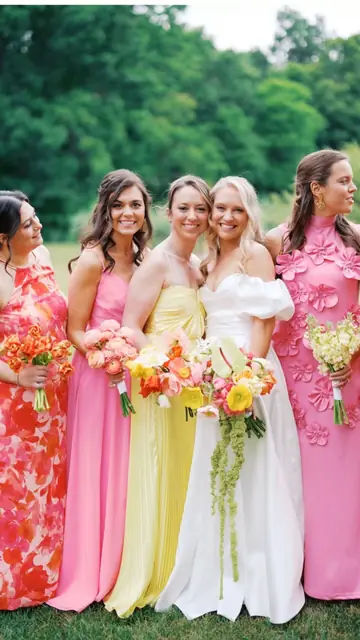 Customer-submitted wedding flower photo from The Knot review by Megan Hunstad.