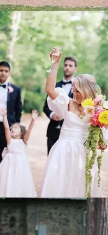 Customer-submitted wedding flower photo from The Knot review by Megan Hunstad.