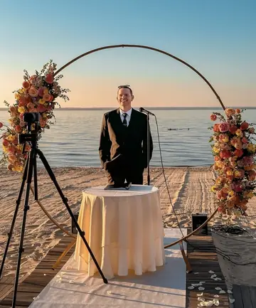 Customer-submitted wedding flower photo from The Knot review by Victoria Rodriguez.