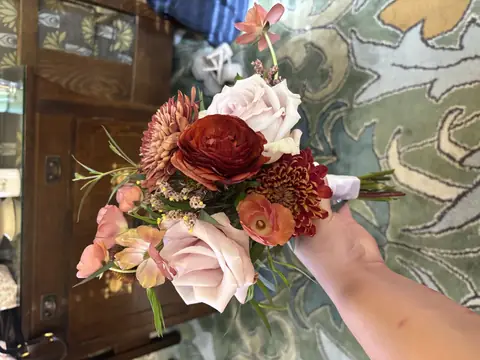 Customer-submitted wedding flower photo from The Knot review by Catherine Wulff