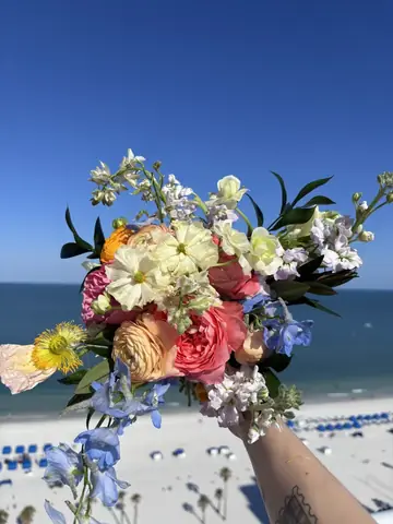 Customer-submitted wedding flower photo from The Knot review by Deb Belintani Rosa.