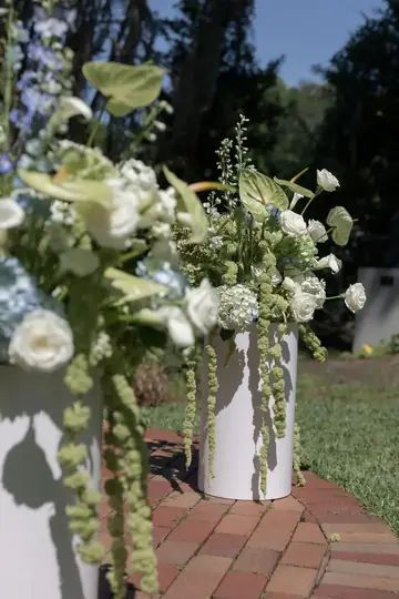 Customer-submitted wedding flower photo from The Knot review by Danielle de la Fuente.