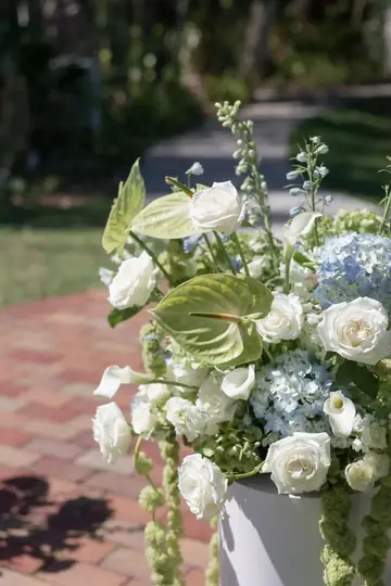 Customer-submitted wedding flower photo from The Knot review by Danielle de la Fuente.