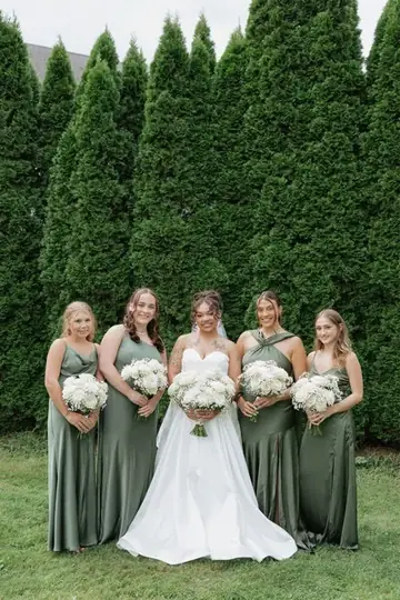 Customer-submitted wedding flower photo from Zola review by Jaelin R.