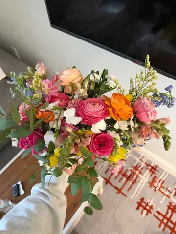 Customer-submitted wedding flower photo from Zola review by Rachel
