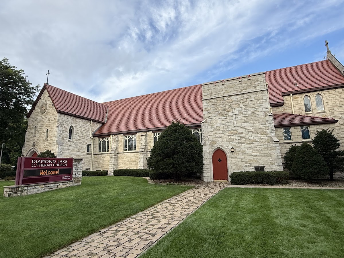 Floral Design Guide: Diamond Lake Lutheran Church - wedding venue in Minneapolis, MN